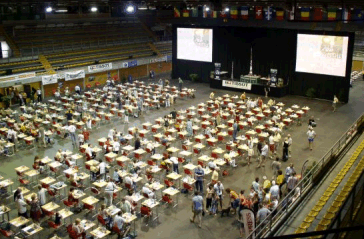 plus de 300 petites tables alignées impeccablement